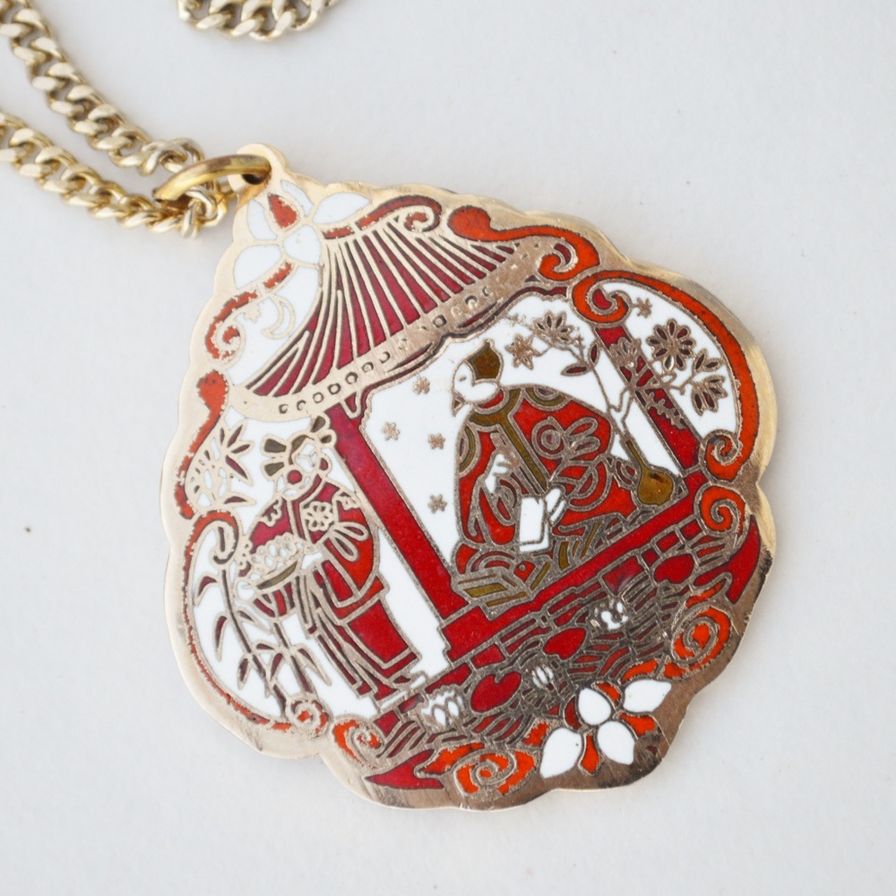 Elegant Gold and Red Pendant Necklace